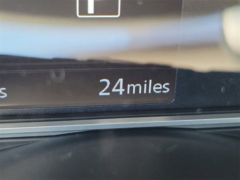 Used 2025 Nissan Versa SR w/ Trunk Package image 27