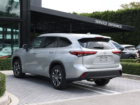Used 2023 Toyota Highlander XLE FWD image 5
