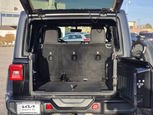 Used 2018 Jeep Wrangler Unlimited Sahara AWD/4WD image 15