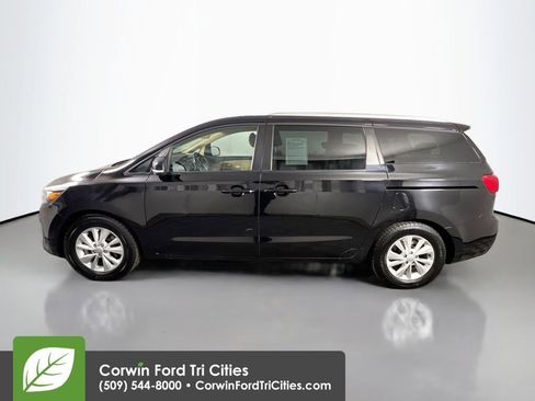 Used 2017 Kia Sedona LX w/ LX Essentials Premium Package image 6