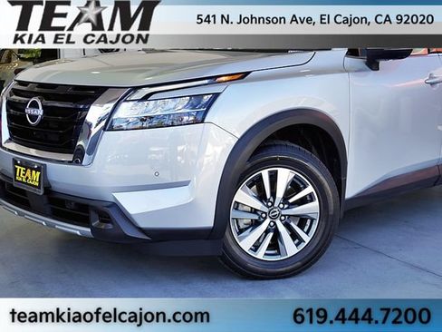 Used 2024 Nissan Pathfinder SL FWD image 3