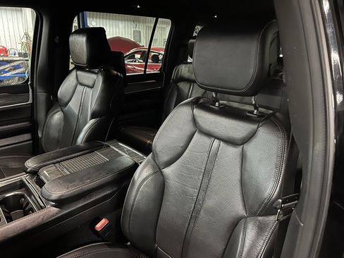 Used 2022 Jeep Wagoneer Series III w/ Rear Seat Video Group 1 image 25