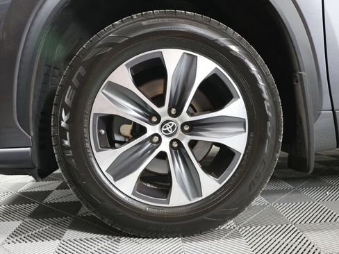 Used 2021 Toyota Highlander XLE AWD/4WD image 9
