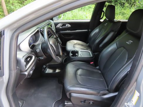 Used 2020 Chrysler Pacifica Touring-L Plus FWD image 26