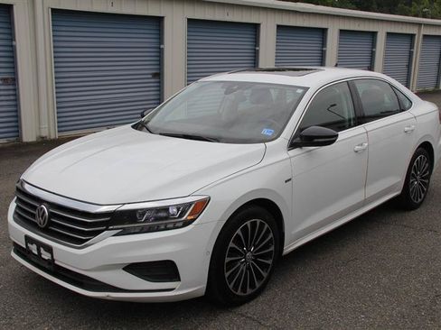 Used 2022 Volkswagen Passat 2.0T FWD image 2