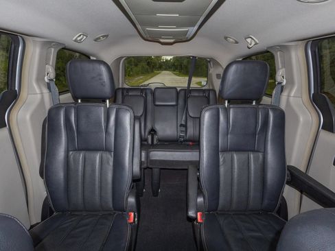 Used 2012 Chrysler Town & Country Touring w/ Entertainment Group #1 FWD image 11