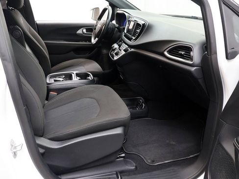 Used 2020 Chrysler Pacifica Touring w/ S Appearance Package FWD image 36