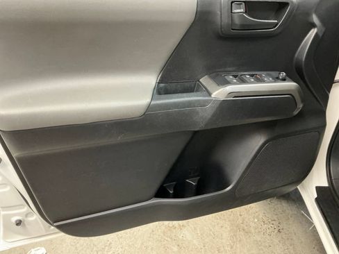Used 2020 Toyota Tacoma SR5 AWD/4WD image 14