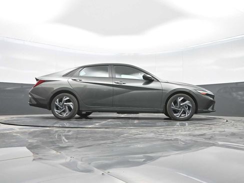 New 2025 Hyundai Elantra SEL image 38