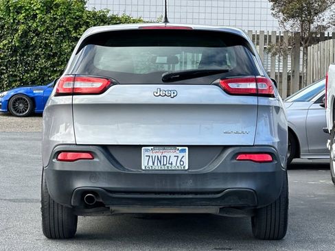 Used 2016 Jeep Cherokee Sport FWD image 4