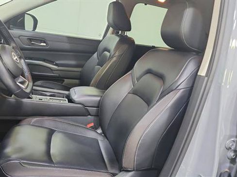 Certified 2023 Nissan Pathfinder SL w/ Black Appearance Package FWD image 11