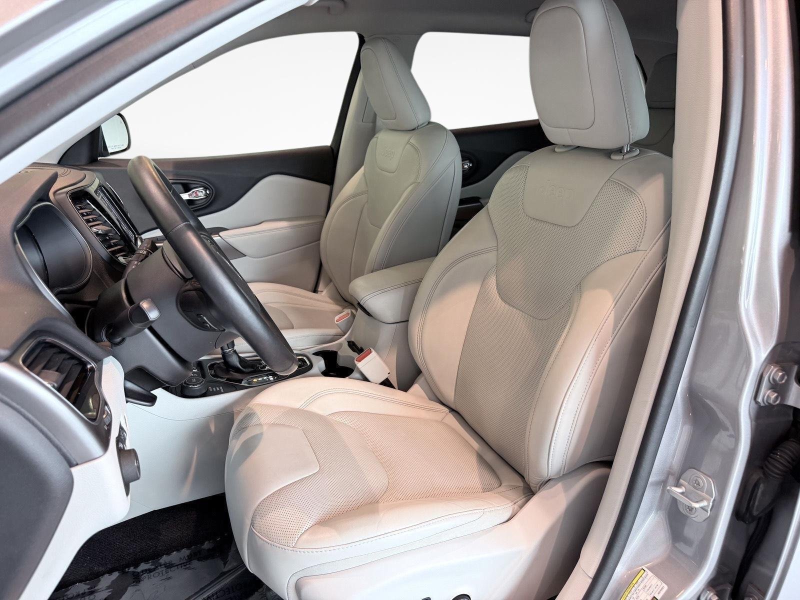 Used 2019 Jeep Cherokee Limited AWD/4WD image 35