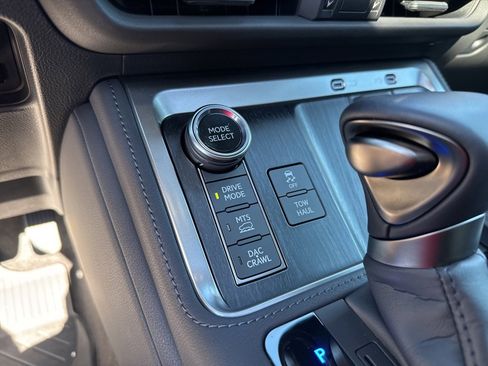 Used 2025 Lexus GX 550 image 32