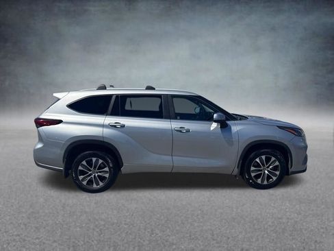 Used 2023 Toyota Highlander XLE AWD/4WD image 7