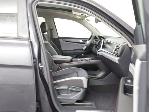 Used 2025 Volkswagen Atlas Peak Edition SE image 17