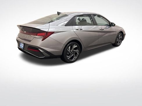 Certified 2025 Hyundai Elantra SE image 9