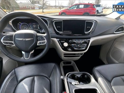 Used 2024 Chrysler Pacifica Touring-L image 15