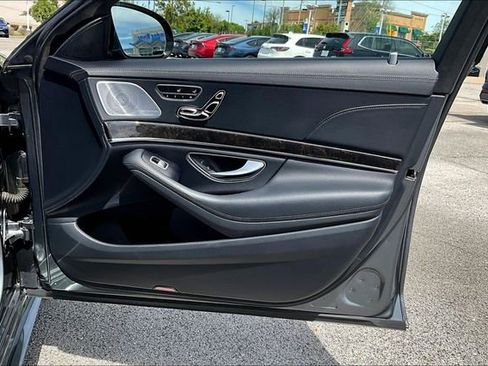 Used 2017 Mercedes-Benz S 550 Sedan image 27