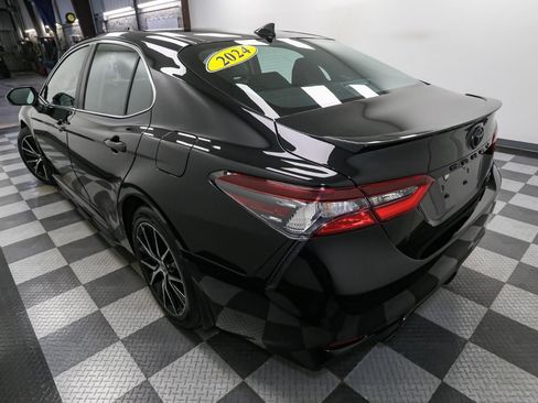 Used 2024 Toyota Camry SE image 9