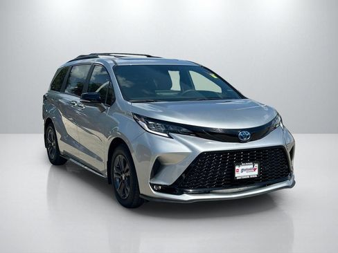 Used 2025 Toyota Sienna XSE w/ XSE Premium Package AWD/4WD image 3