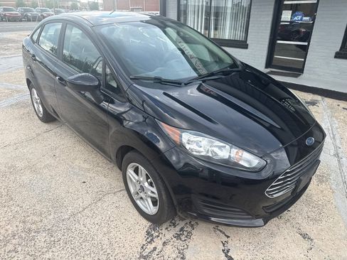 Used 2018 Ford Fiesta SE FWD image 2