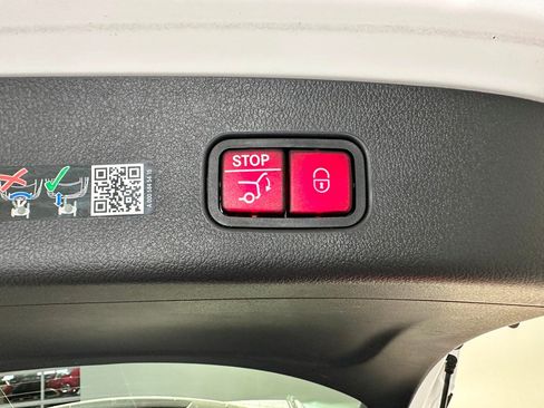 Used 2025 Mercedes-Benz GLC 300 4MATIC image 31