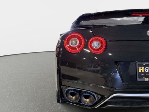 Used 2021 Nissan GT-R Premium image 19