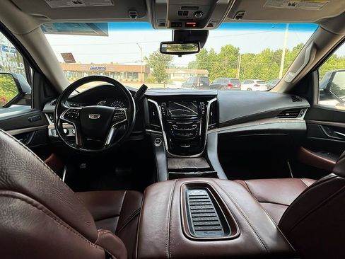 Used 2019 Cadillac Escalade ESV Luxury AWD/4WD image 11