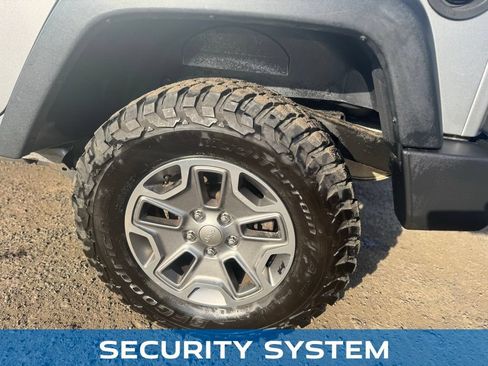 Used 2017 Jeep Wrangler Unlimited Rubicon w/ Connectivity Group AWD/4WD image 16