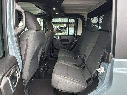 Used 2025 Jeep Gladiator Sport image 16