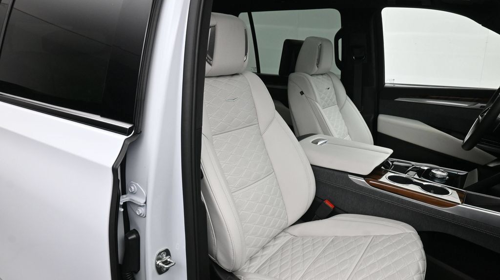 Certified 2026 Cadillac Escalade ESV Platinum Sport w/ LPO, ONYX Package AWD/4WD image 17