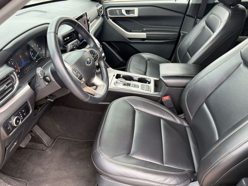 Used 2023 Ford Explorer XLT w/ Equipment Group 202A RWD image 5