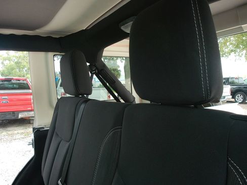 Used 2015 Jeep Wrangler Unlimited Rubicon w/ Connectivity Group AWD/4WD image 29