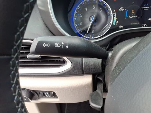Used 2024 Chrysler Pacifica Touring-L FWD image 22