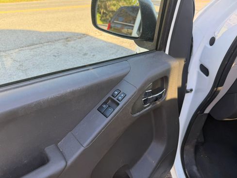 Used 2019 Nissan Frontier SV image 11