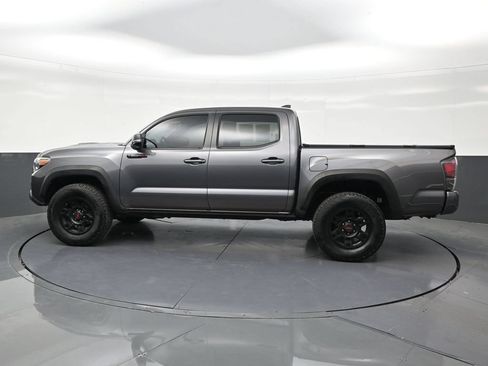 Used 2017 Toyota Tacoma TRD Sport w/ Tow Package RWD image 2