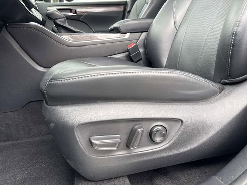 Used 2023 Toyota Highlander Limited image 21