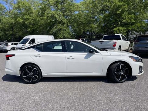 Used 2024 Nissan Altima 2.5 SR FWD image 2