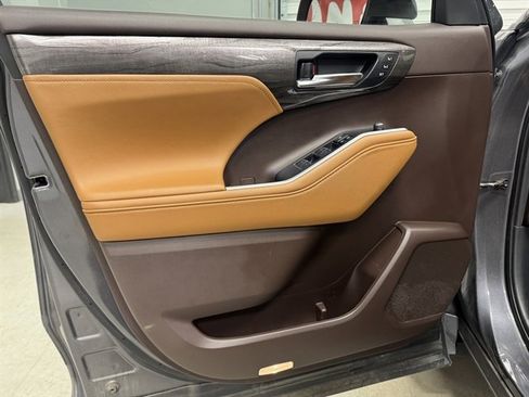 Used 2021 Toyota Highlander Platinum image 17