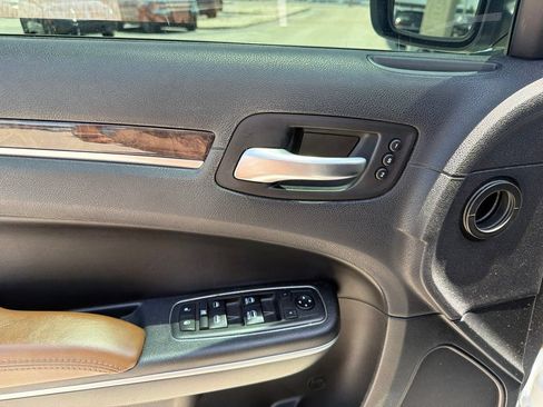 Used 2019 Chrysler 300 Limited RWD image 13