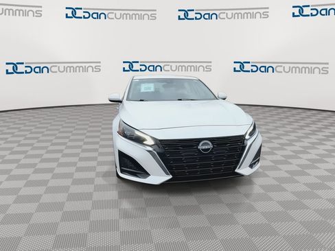 Used 2023 Nissan Altima 2.5 SV image 3