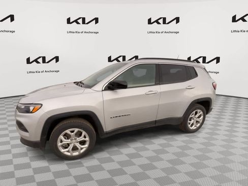 Used 2024 Jeep Compass Latitude AWD/4WD image 6