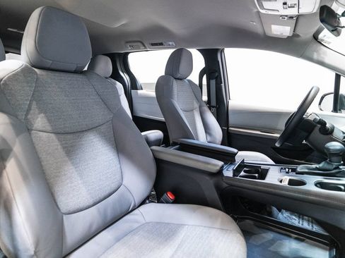Used 2025 Toyota Sienna LE FWD image 15