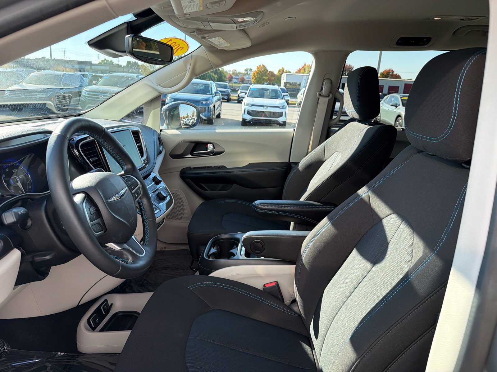 Used 2021 Chrysler Pacifica Touring w/ Cold Weather Group FWD image 17