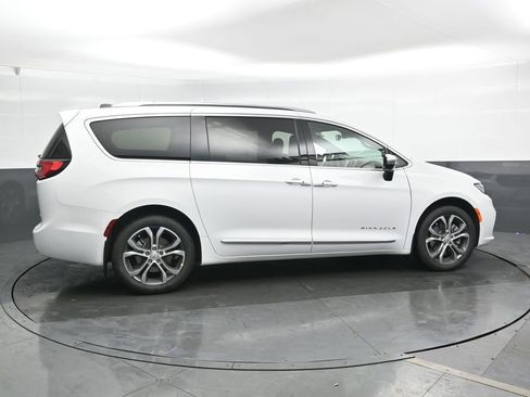 New 2026 Chrysler Pacifica Pinnacle w/ Trailer Tow Group AWD/4WD image 3