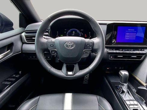 Used 2025 Toyota Camry SE w/ Convenience Package FWD image 5