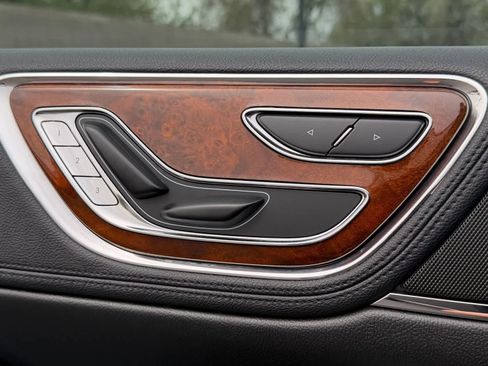 Used 2017 Lincoln Continental Premiere FWD image 15