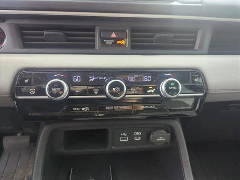 Used 2025 Honda Pilot Touring image 10