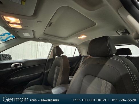 Used 2023 Hyundai Venue SEL image 16