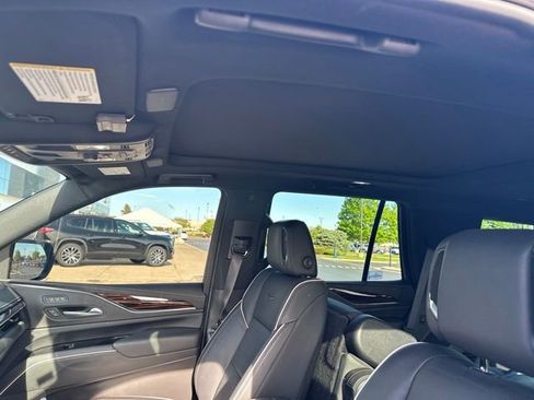 Used 2022 Cadillac Escalade Premium Luxury AWD/4WD image 3